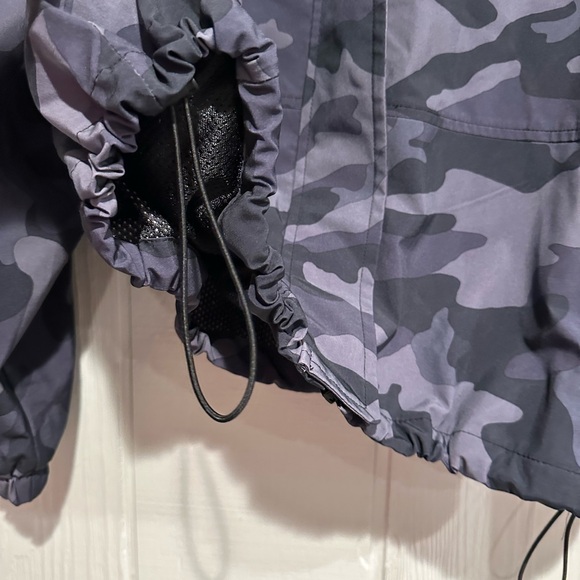 Old Navy Lightweight Water Resistant Jacket - Picture 4 of 10